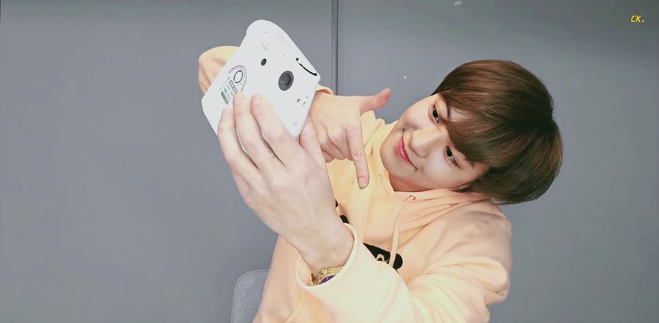 Chanyeol đã từng than thở rằng tóc mái đã dài chạm mũi rồi mà vẫn chưa đi cắt được, nên cứ phải vuốt lệch sang bên cho đỡ vướng. Nhưng các fan lại cho rằng Chanyeol để tóc này đẹp hơn nhiều, nếu tóc mái dài thêm nữa thì buộc túm lên cũng ổn. Nhìn bộ ảnh mới của Chanyeol (EXO) càng thấy anh chàng đang lão hóa ngược ảnh 5