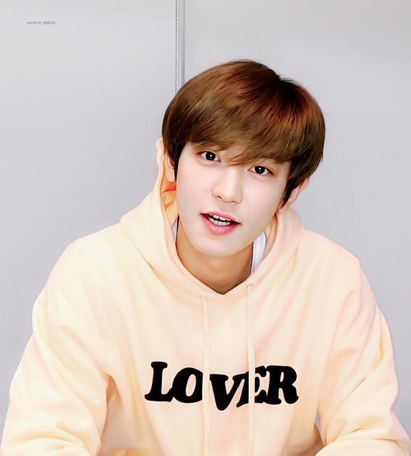 Mới đây, Chanyeol vừa có buổi livestream vui vẻ cùng các fan. Ai cũng công nhận Chanyeol nhìn trẻ trung vô cùng khi mặc một chiếc áo hoodie màu cam nhạt, mái tóc nhuộm màu nâu hạt dẻ cũng siêu hợp với khuôn mặt của anh chàng. Nhìn bộ ảnh mới của Chanyeol (EXO) càng thấy anh chàng đang lão hóa ngược ảnh 1