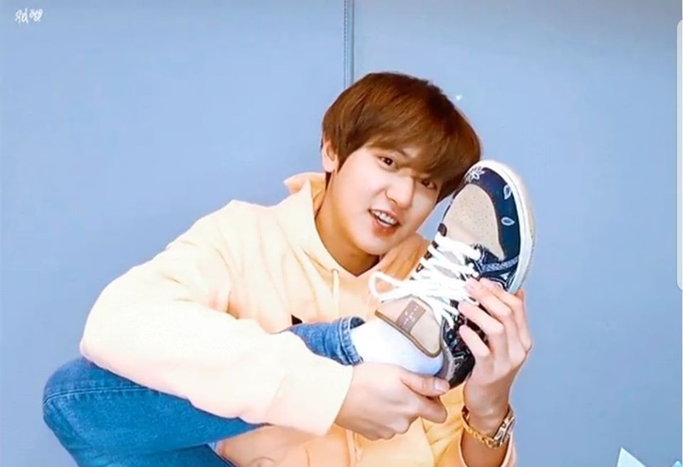 Cũng trong lần livestream này, Chanyeol làm các fan cười muốn xỉu vì giờ cao chân lên để khoe giày. Anh chàng được khen là siêu có tâm với nhãn hàng, phải giơ chân giới thiệu giày thật to thật rõ tới mấy lần mới chịu. Nhìn bộ ảnh mới của Chanyeol (EXO) càng thấy anh chàng đang lão hóa ngược ảnh 7