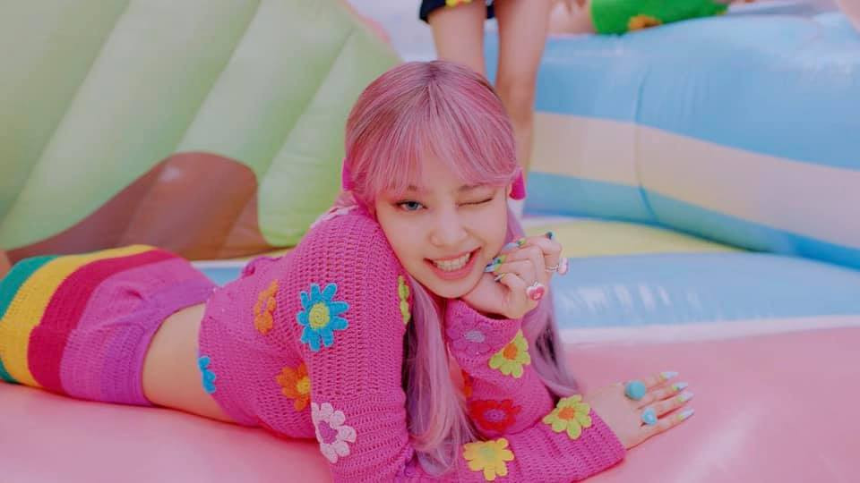Jennie đầy ngọt ngào dễ thương trong MV "Ice Cream" Có bất công cho Jennie (BLACKPINK) khi bị tố "sao chép Ariana Grande" vì hành động này? ảnh 1