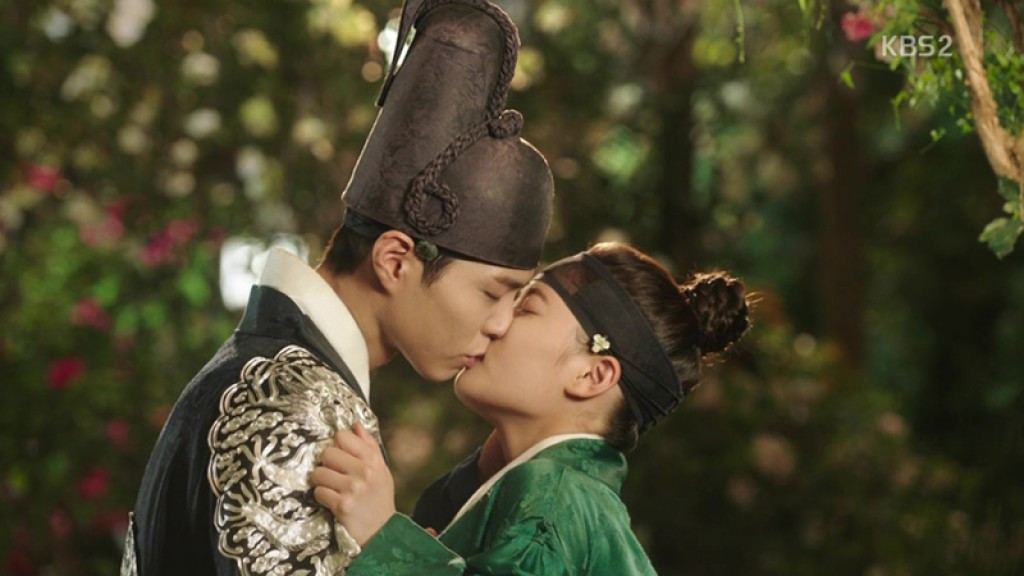 Nụ hôn lãng mạn với Park Bo Gum cũng bị chỉ trích vì Yoo Jung chưa tròn 18 tuổi Kim Yoo Jung: Ấu thơ thành công nhưng đâu có ngờ trưởng thành thất bại? ảnh 6