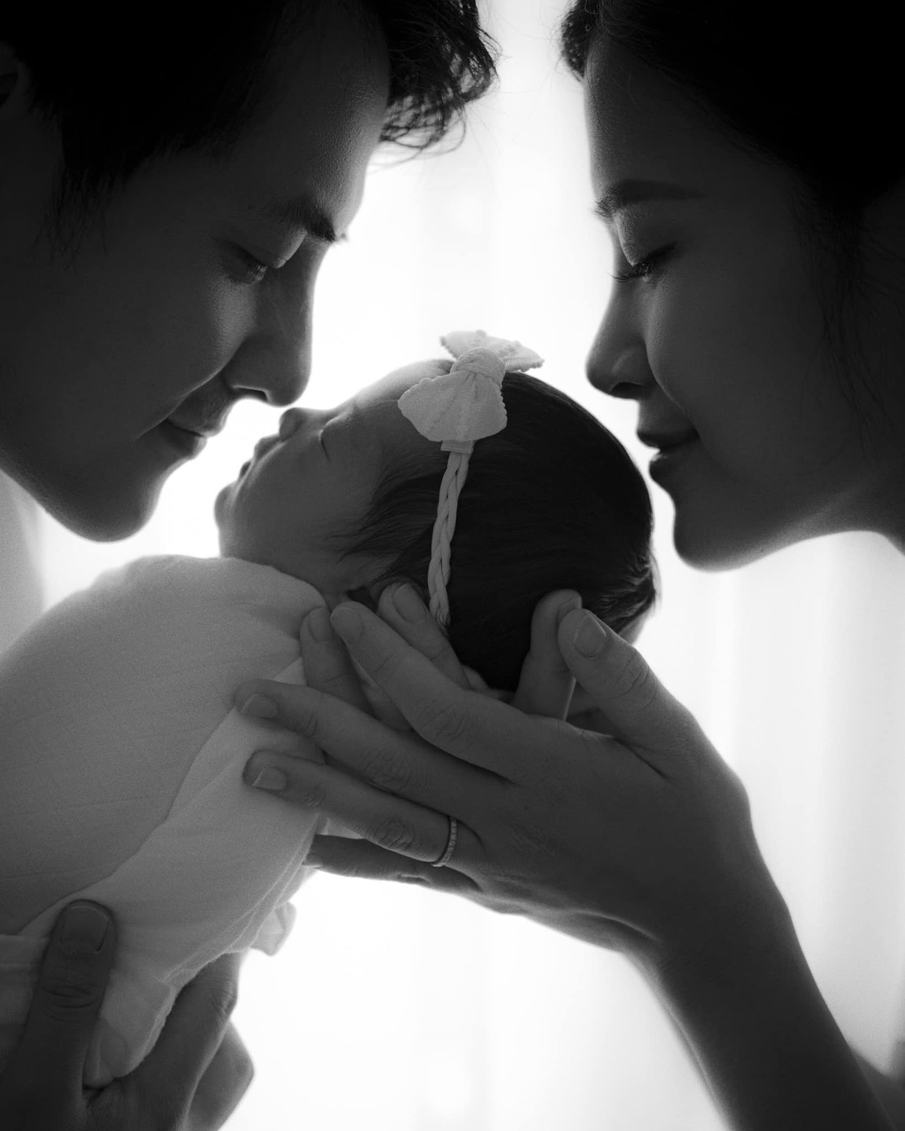 Bức ảnh cận mặt đầu tiên của cô công chúa nhỏ Vợ chồng Đông Nhi - Ông Cao Thắng hé lộ chân dung và tên thật của “công chúa nhỏ“ ảnh 2