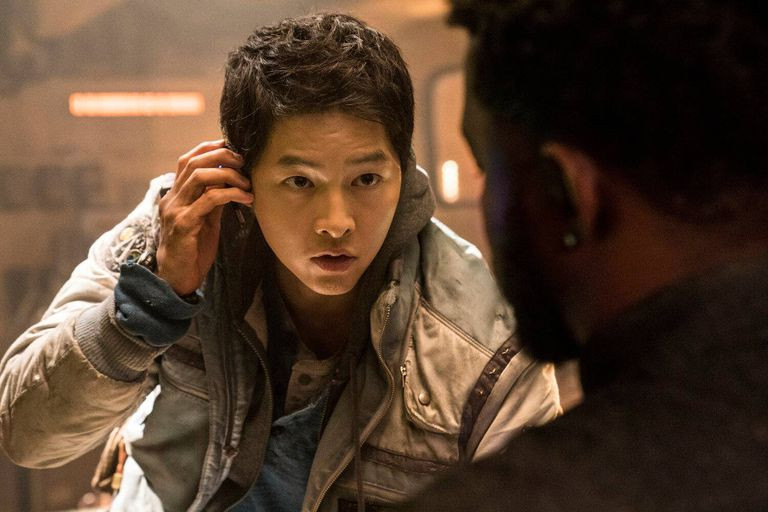 Phim "Space Sweepers" phải phát hành trên Netflix vì vướng dịch bệnh Ly hôn Song Hye Kyo, Song Joong Ki cũng đánh mất vận may nên ngày càng tụt dốc? ảnh 2