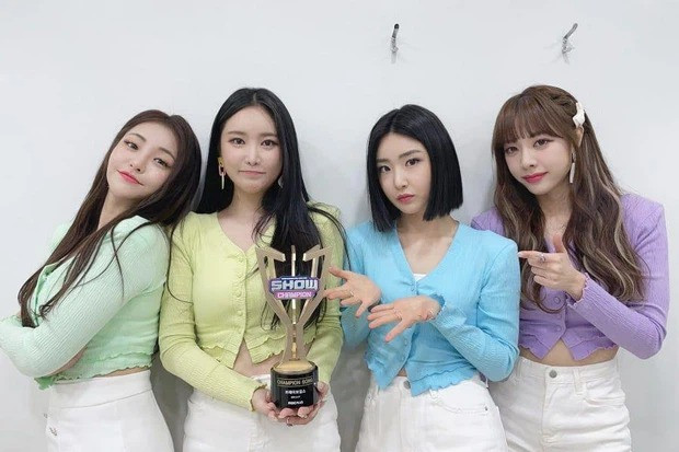Brave Girls bất ngờ tỏa sáng nhờ ca khúc cũ đã phát hành từ lâu Rollin' Chỉ vì câu bình luận cách đây 4 năm của giám đốc Yang mà Rosé vô cớ bị anti-fan cà khịa ảnh 1