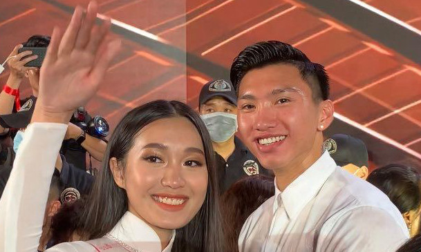 Hải My và Văn Hậu gây chú ý trong đêm chung kết. Ảnh cắt ra từ clip Doãn Hải My phản hồi về tin đồn chảnh chọe nhưng còn nghi vấn hẹn hò Văn Hậu thì sao? ảnh 1