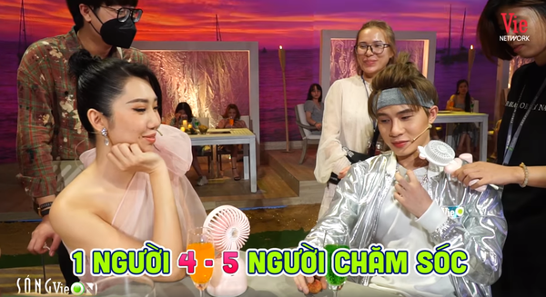 Có thể thấy Jack được các trợ lý chăm sóc "đến tận răng" “Thả thính” Lan Ngọc không được, Jack phản pháo cực bất ngờ khiến đàn chị “đứng hình“ ảnh 2
