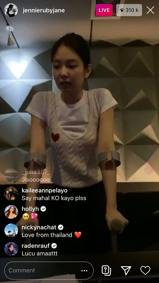 Cô còn đang phải chống nạng do chấn thương mắt cá chân Hẹn tháng 6 comeback mà giờ mới đang bàn về MV, BLACKPINK lại dùng lịch sao Hỏa? ảnh 3