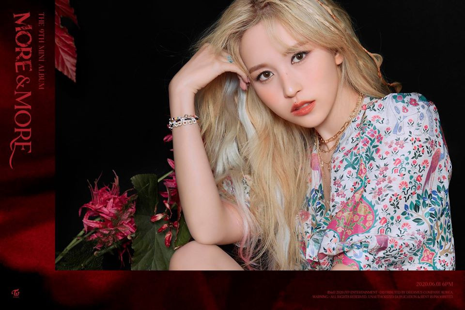 Hôm qua vừa làm nàng tiên hoa, hôm nay TWICE đã thành “công chúa hoa bỉ ngạn” ảnh 7