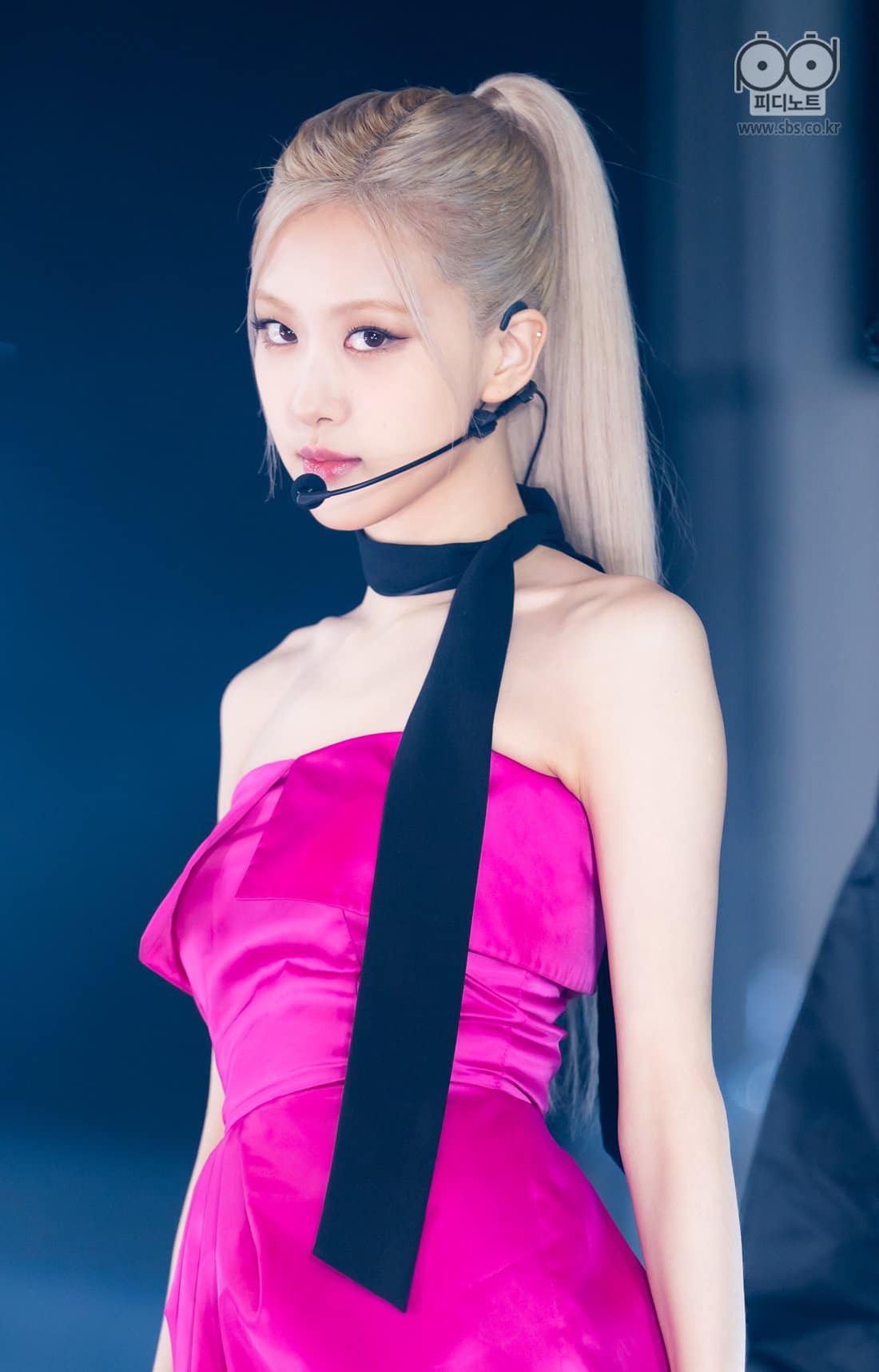 Rosé xinh đẹp lộng lẫy trên sân khấu solo đầu tiên Rosé vuốt tóc nhiều cỡ nào mà “On The Ground” bị bảo là “vũ đạo quảng cáo dầu gội”? ảnh 1