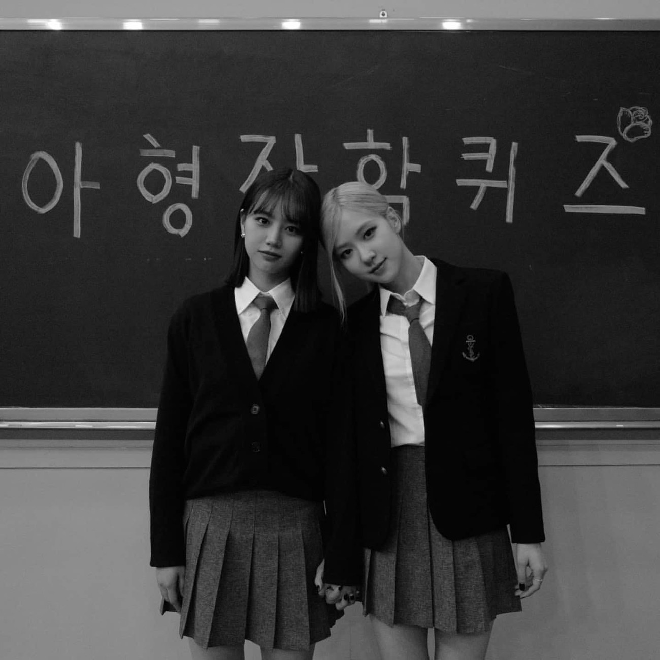 Hai cô gái rủ nhau tham gia "Knowing Bros" Lý do khiến Rosé và Hyeri (Girl’s Day) thân thiết có liên quan đến hoàn cảnh gia đình? ảnh 1