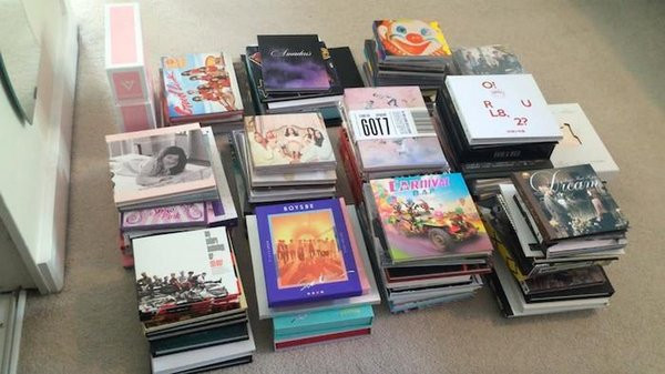Nhiều album đã được fan gửi tới các tổ chức từ thiện (Ảnh chỉ mang tính minh họa) Cạn lời với cách một số fan K-Pop xử lý núi album mua để ủng hộ idol ảnh 2