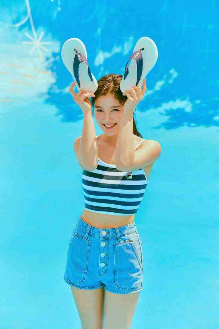 Yoo Jung cũng đang mất điểm vì nhiều hình ảnh nhạy cảm trong Cửa hàng tiện lợi Saet Byul Kim Yoo Jung: Ấu thơ thành công nhưng đâu có ngờ trưởng thành thất bại? ảnh 7