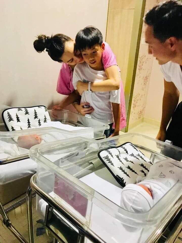 Gia đình hạnh phúc của Kim Lý, Hà Hồ đã có thêm hai thành viên mới Chưa bao giờ showbiz Việt có một lễ cầu hôn giản dị mà ấm áp chân tình đến vậy ảnh 3