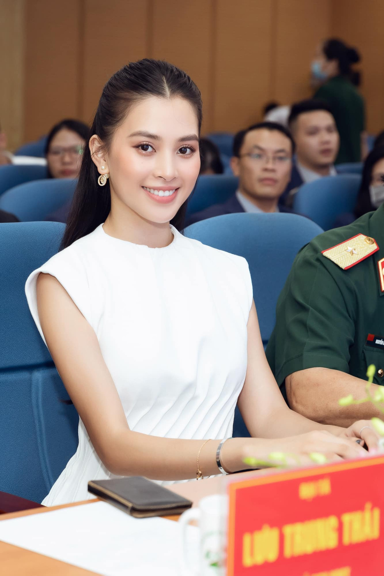 Ngắm Tiểu Vy mới lạ với tóc ngắn, chợt nhận ra chưa kiểu tóc nào làm khó được Hoa hậu ảnh 8
