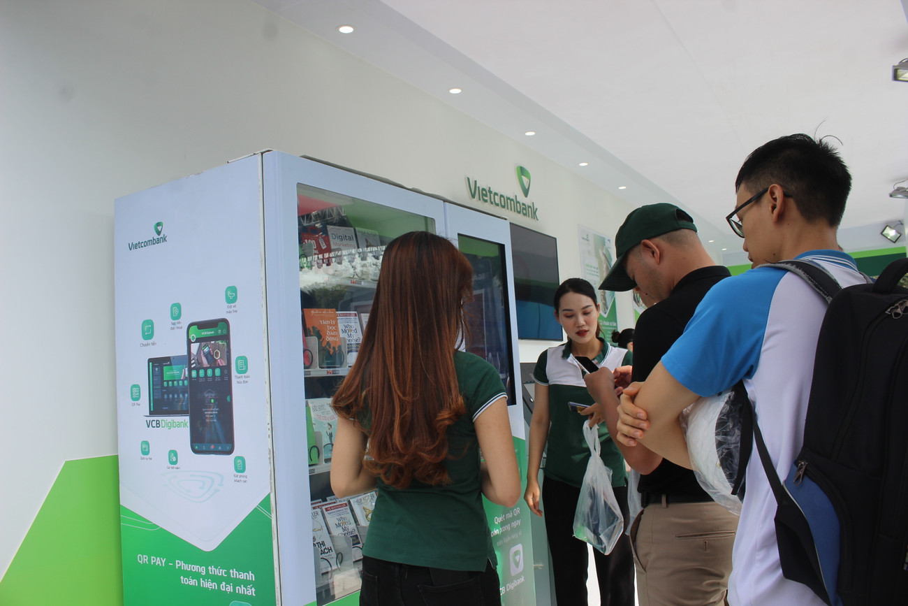 Có mặt tại gian hàng của Vietcombank tại Ngày Thẻ Việt Nam 2020 - Sóng Festival ở sân vận động Bách Khoa Hà Nội, bạn Hoàng Nhật Minh, sinh viên k64 trường đại học Bách Khoa hào hứng cho biết: "Em thấy các bạn em hôm qua khoe ảnh đến đây trải nghiệm rất đẹp nên hôm nay em quyết định đến thăm quan và mở thẻ. Đúng là các gian hàng tại Ngày Thẻ Việt Nam 2020 đều được trang trí rất bắt mắt, nhưng em ấn tượng nhất là thiết kế của Vietcombank với màu xanh đặc trưng, đem lại cảm giác trẻ trung, năng động cho những người đến trải nghiệm. Em lựa chọn mở thẻ tại Vietcombank vì đây là ngân hàng uy tín và lâu năm, em hi vọng sẽ ngày càng có nhiều chương trình ưu đãi thẻ lớn như thế này hơn nữa. Gian hàng đẹp mãn nhãn của nhà tài trợ kim cương Ngày Thẻ Việt Nam ảnh 9