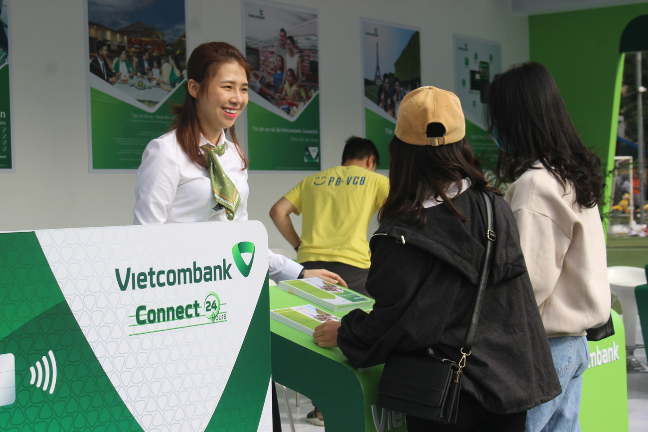Anh Nguyễn Việt Hưng, cán bộ quản lý phòng sản phẩm bán lẻ tại trụ sở chính của ngân hàng Vietcombank cho biết: "Không chỉ là nhà tài trợ kim cươnng tại Ngày Thẻ Việt Nam 2020 - Sóng Festival mà ở nhiều chương trình và chiến dịch khác Vietcombank cũng luôn mong muốn được đi đầu. Với tôi đây là cơ hội tốt để chúng tôi đã mạnh lại còn mạnh hơn để mọi người dân trên cả nước biết đến". Anh Việt Hưng bày tỏ, hiện nay, nhóm khách hàng chính của Vietcomank vẫn là những người đã đi làm còn nhóm đối tượng sinh viên - tương lai của đất nước thì đơn vị vẫn chưa tiếp cận được nhiều. Do đó hiện nay các ngân hàng và nhất là Vietcombank đang tập trung mở rộng để tiếp cận sinh viên nhiều hơn thông qua những chương trình mang màu sắc trẻ trung như Ngày Thẻ Việt Nam 2020 - Sóng Festival. "Trong khuôn khổ hai ngày mùng 7 và mùng 8 của Ngày Thẻ Việt Nam 2020 - Sóng Festival, Vietcombank đã chuẩn bị hơn 500 phần quà để gửi tặng khách hàng đến trải nghiệm dịch vụ và chỉ sau 1 ngày các phần quà này đã được trao hết. Đồng thời chúng tôi cũng nhận được những phản hồi tích cực về dịch vụ của đơn vị từ phía khách hàng đến thăm quan gian hàng. Qua chương trình, chúng tôi nhận thấy nhu cầu sử dụng thẻ ngân hàng mà không cần tiền mặt của khách hàng là rất lớn nên chắc chắn trong tương lai đơn vị sẽ xúc tiến và triển khai nhiều chương trình bán hàng tập trung và ưu đãi lớn như thế này", anh Nguyễn Tùng Lâm, phòng quản lý bán lẻ tại trụ sở chính của ngân hàng Vietcombank thông tin. Có mặt tại gian hàng của Vietcombank tại Ngày Thẻ Việt Nam 2020 - Sóng Festival ở sân vận động Bách Khoa Hà Nội, bạn Hoàng Nhật Minh, sinh viên k64 trường đại học Bách Khoa hào hứng cho biết: "Em thấy các bạn em hôm qua khoe ảnh đến đây trải nghiệm rất đẹp nên hôm nay em quyết định đến thăm quan và mở thẻ. Đúng là các gian hàng tại Ngày Thẻ Việt Nam 2020 đều được trang trí rất bắt mắt, nhưng em ấn tượng nhất là thiết kế của Vietcombank với màu xanh đặc trưng, đem lại cảm giác trẻ trung, năng động cho những người đến trải nghiệm. Em lựa chọn mở thẻ tại Vietcombank vì đây là ngân hàng uy tín và lâu năm, em hi vọng sẽ ngày càng có nhiều chương trình ưu đãi thẻ lớn như thế này hơn nữa. Gian hàng đẹp mãn nhãn của nhà tài trợ kim cương Ngày Thẻ Việt Nam ảnh 4