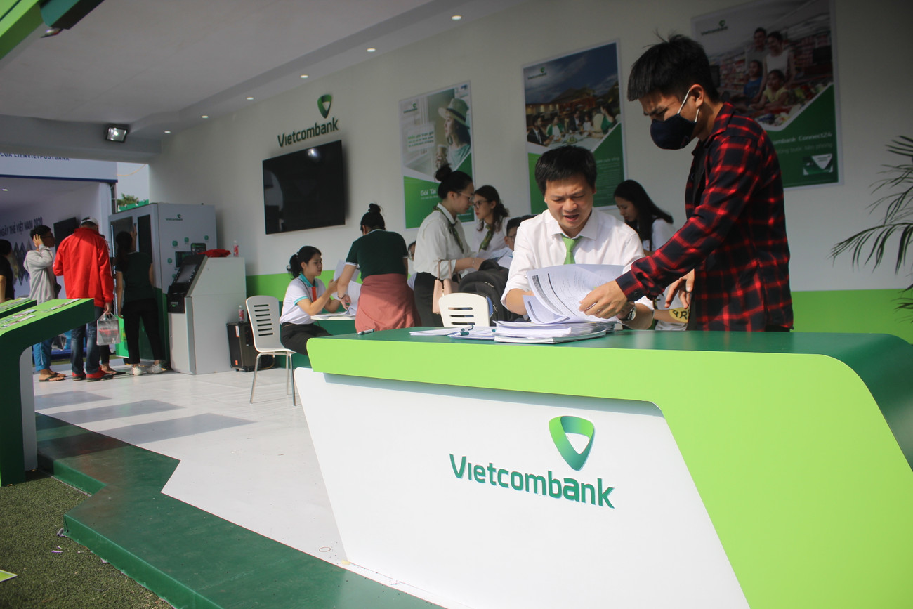 Tại gian hàng của Vietcombank, bàn, ghế, máy bán hàng tự động bằng mã QR, máy rút tiền bằng mã QR đều được chuẩn bị để khách hàng có thể trải nghiệm được đầy đủ mọi dịch vụ giống như đang đến một ngân hàng rộng lớn. Theo Vietcombank, sau 2 ngày sự kiện, đơn vị đã đón nhận hơn 500 khách hàng đến mở tài khoản, phát hành thẻ và đăng ký dịch vụ VCB-Digibank, cùng với hơn 1000 lượt khách hàng đến trải nghiệm dịch vụ tại gian triển lãm. Gian hàng đẹp mãn nhãn của nhà tài trợ kim cương Ngày Thẻ Việt Nam ảnh 2