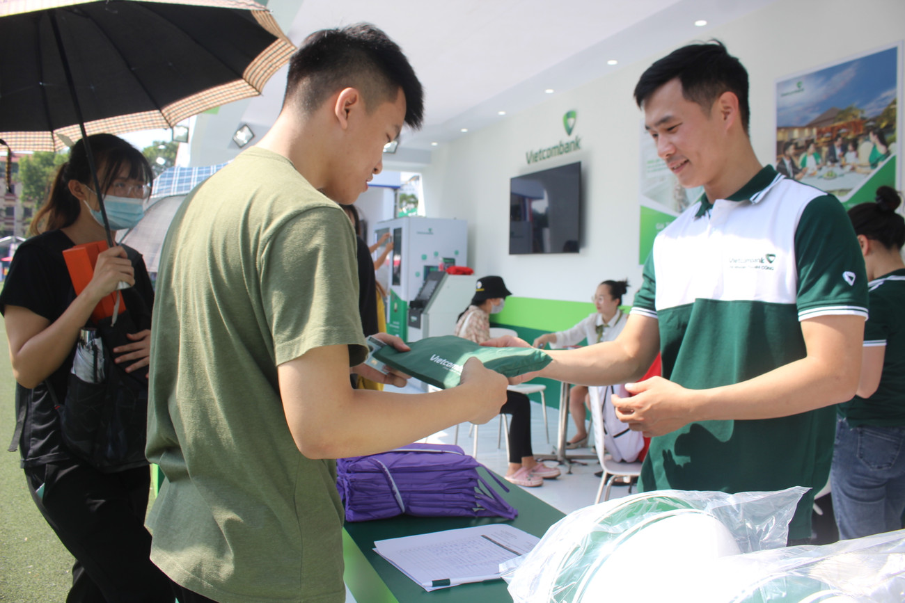 Có mặt tại gian hàng của Vietcombank tại Ngày Thẻ Việt Nam 2020 - Sóng Festival ở sân vận động Bách Khoa Hà Nội, bạn Hoàng Nhật Minh, sinh viên k64 trường đại học Bách Khoa hào hứng cho biết: "Em thấy các bạn em hôm qua khoe ảnh đến đây trải nghiệm rất đẹp nên hôm nay em quyết định đến thăm quan và mở thẻ. Đúng là các gian hàng tại Ngày Thẻ Việt Nam 2020 đều được trang trí rất bắt mắt, nhưng em ấn tượng nhất là thiết kế của Vietcombank với màu xanh đặc trưng, đem lại cảm giác trẻ trung, năng động cho những người đến trải nghiệm. Em lựa chọn mở thẻ tại Vietcombank vì đây là ngân hàng uy tín và lâu năm, em hi vọng sẽ ngày càng có nhiều chương trình ưu đãi thẻ lớn như thế này hơn nữa. Gian hàng đẹp mãn nhãn của nhà tài trợ kim cương Ngày Thẻ Việt Nam ảnh 11