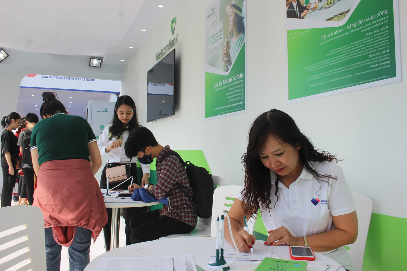 Anh Việt Hưng bày tỏ, hiện nay, nhóm khách hàng chính của Vietcomank vẫn là những người đã đi làm còn nhóm đối tượng sinh viên - tương lai của đất nước thì đơn vị vẫn chưa tiếp cận được nhiều. Do đó hiện nay các ngân hàng và nhất là Vietcombank đang tập trung mở rộng để tiếp cận sinh viên nhiều hơn thông qua những chương trình mang màu sắc trẻ trung như Ngày Thẻ Việt Nam 2020 - Sóng Festival. "Trong khuôn khổ hai ngày mùng 7 và mùng 8 của Ngày Thẻ Việt Nam 2020 - Sóng Festival, Vietcombank đã chuẩn bị hơn 500 phần quà để gửi tặng khách hàng đến trải nghiệm dịch vụ và chỉ sau 1 ngày các phần quà này đã được trao hết. Đồng thời chúng tôi cũng nhận được những phản hồi tích cực về dịch vụ của đơn vị từ phía khách hàng đến thăm quan gian hàng. Qua chương trình, chúng tôi nhận thấy nhu cầu sử dụng thẻ ngân hàng mà không cần tiền mặt của khách hàng là rất lớn nên chắc chắn trong tương lai đơn vị sẽ xúc tiến và triển khai nhiều chương trình bán hàng tập trung và ưu đãi lớn như thế này", anh Nguyễn Tùng Lâm, phòng quản lý bán lẻ tại trụ sở chính của ngân hàng Vietcombank thông tin. Gian hàng đẹp mãn nhãn của nhà tài trợ kim cương Ngày Thẻ Việt Nam ảnh 6