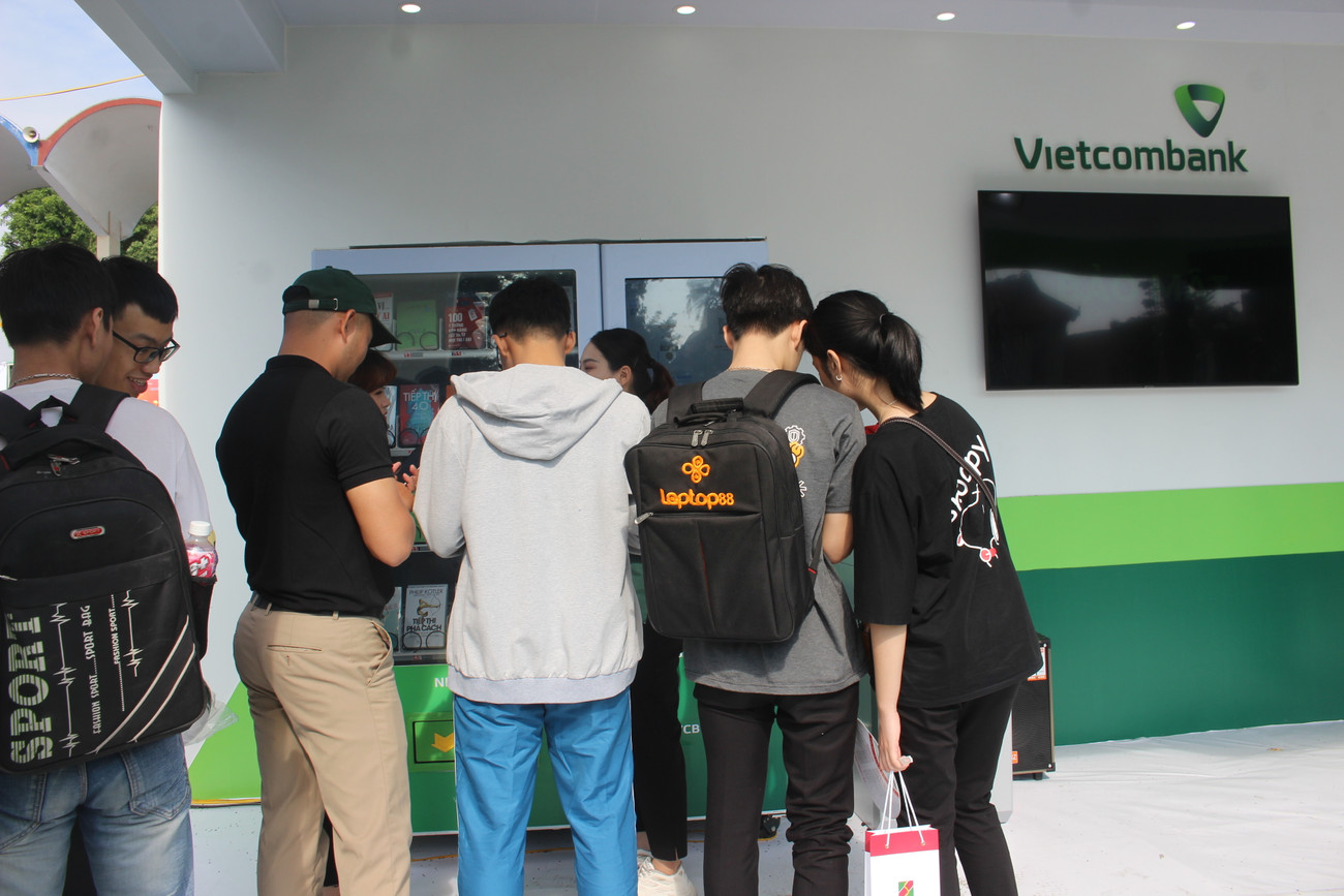 "Trong khuôn khổ hai ngày mùng 7 và mùng 8 của Ngày Thẻ Việt Nam 2020 - Sóng Festival, Vietcombank đã chuẩn bị hơn 500 phần quà để gửi tặng khách hàng đến trải nghiệm dịch vụ và chỉ sau 1 ngày các phần quà này đã được trao hết. Đồng thời chúng tôi cũng nhận được những phản hồi tích cực về dịch vụ của đơn vị từ phía khách hàng đến thăm quan gian hàng. Qua chương trình, chúng tôi nhận thấy nhu cầu sử dụng thẻ ngân hàng mà không cần tiền mặt của khách hàng là rất lớn nên chắc chắn trong tương lai đơn vị sẽ xúc tiến và triển khai nhiều chương trình bán hàng tập trung và ưu đãi lớn như thế này", anh Nguyễn Tùng Lâm, phòng quản lý bán lẻ tại trụ sở chính của ngân hàng Vietcombank thông tin. Gian hàng đẹp mãn nhãn của nhà tài trợ kim cương Ngày Thẻ Việt Nam ảnh 8
