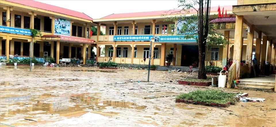 Trường học ở Quảng Bình dính đầy bùn sau sau khi lũ rút. Ảnh: LPL Xúc động hình ảnh cô trò vùng lũ hối hả dọn dẹp, sách vở lấm lem bùn đất sau bão lũ ảnh 1