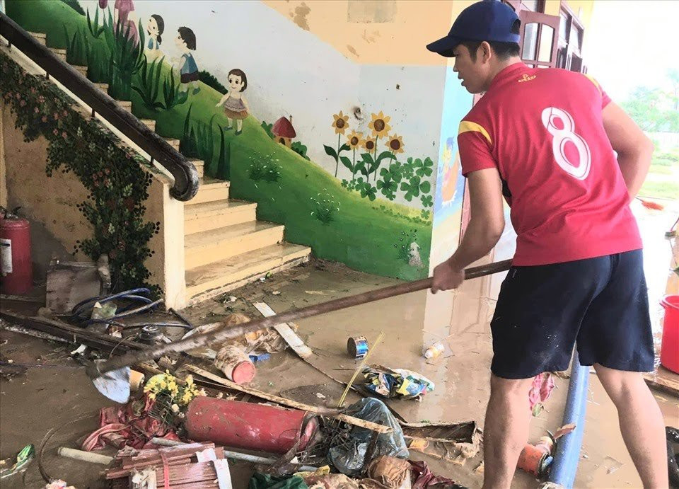 Công tác dọn dẹp sau bão lũ không hề đơn giản. Ảnh: LPL Xúc động hình ảnh cô trò vùng lũ hối hả dọn dẹp, sách vở lấm lem bùn đất sau bão lũ ảnh 2