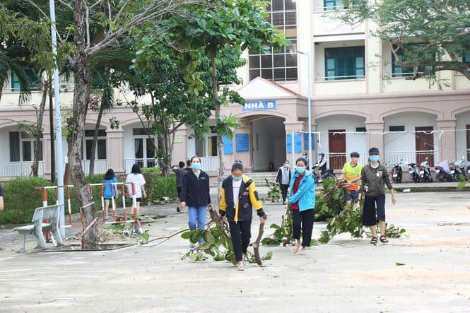 Sinh viên ĐH Quy Nhơn dọn dẹp trường sau bão. Xúc động hình ảnh cô trò vùng lũ hối hả dọn dẹp, sách vở lấm lem bùn đất sau bão lũ ảnh 4