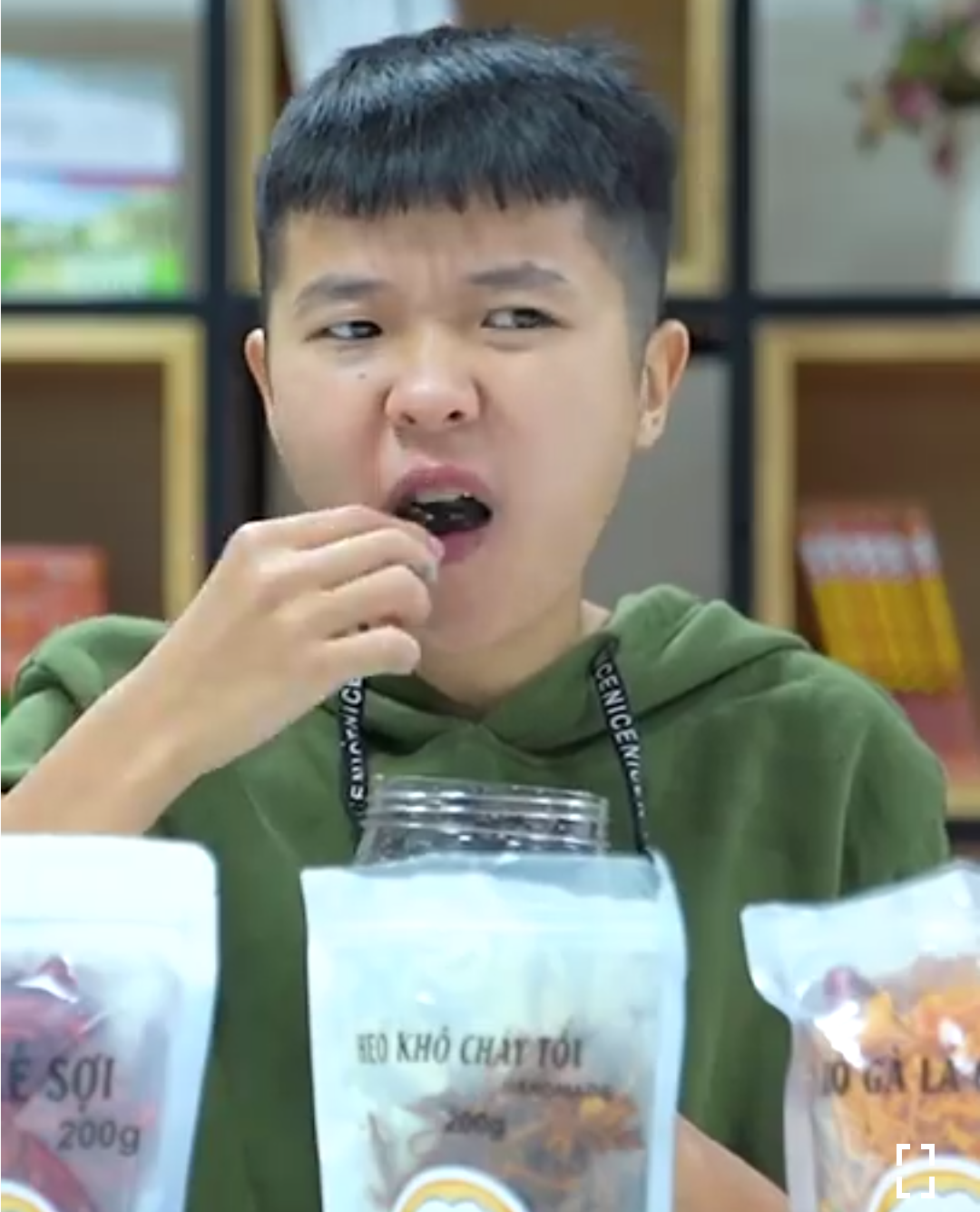 Tôm La Cà review đồ ăn vặt nhà Độ Mixi. Chê quán bán bánh giò nguội nhưng vừa ăn vừa thổi, hot TikToker bị dân mạng phản đối ảnh 3