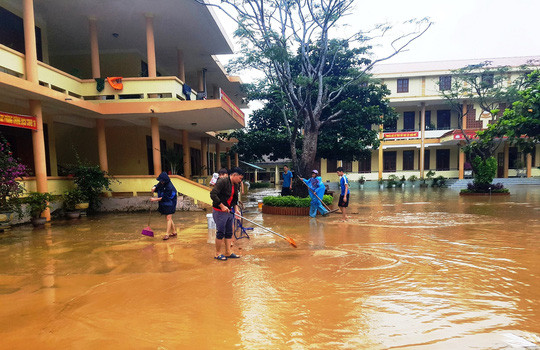 Công tác dọn dẹp trường lớp với phương châm "nước rút đến đâu làm sạch đến đó". Xúc động hình ảnh cô trò vùng lũ hối hả dọn dẹp, sách vở lấm lem bùn đất sau bão lũ ảnh 3