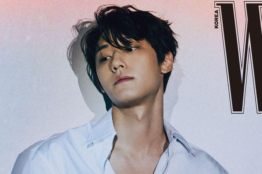 Lee Do Hyun sinh năm 1995, nổi bật với vẻ ngoài ưa nhìn cùng chiều cao 1m82, hiện trực thuộc công ty quản lý Yuehua Entertainment. Ẩn sau vẻ ngoài rạng rỡ, Lee Do Hyun có một cuộc sống khó khăn từ nhỏ. Nam diễn viên trẻ phải vừa học vừa làm trong suốt thời gian học cấp 3 để trang trải nợ cho bố mẹ và nuôi em tàn tật" Những “siêu mỹ nam” thế hệ mới “hot” nhất của điện ảnh xứ Hàn năm 2020 ảnh 9