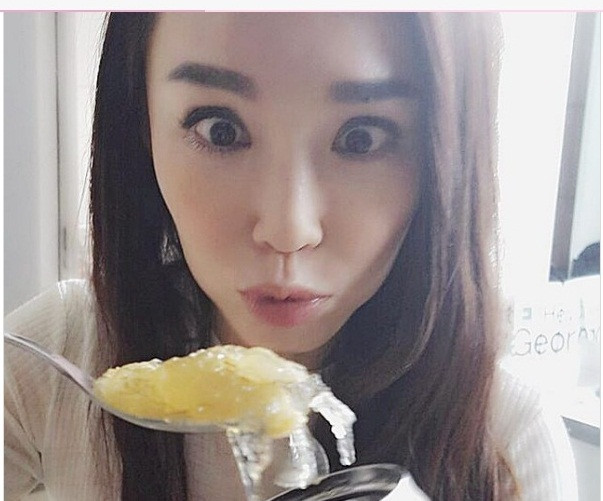 Phạm Văn Phương ăn súp tổ yến mỗi ngày và súp vi cá thường xuyên. U50, mặt mộc, nàng Tiểu Long Nữ “quốc bảo nhan sắc” Singapore sở hữu làn da triệu người mê ảnh 8