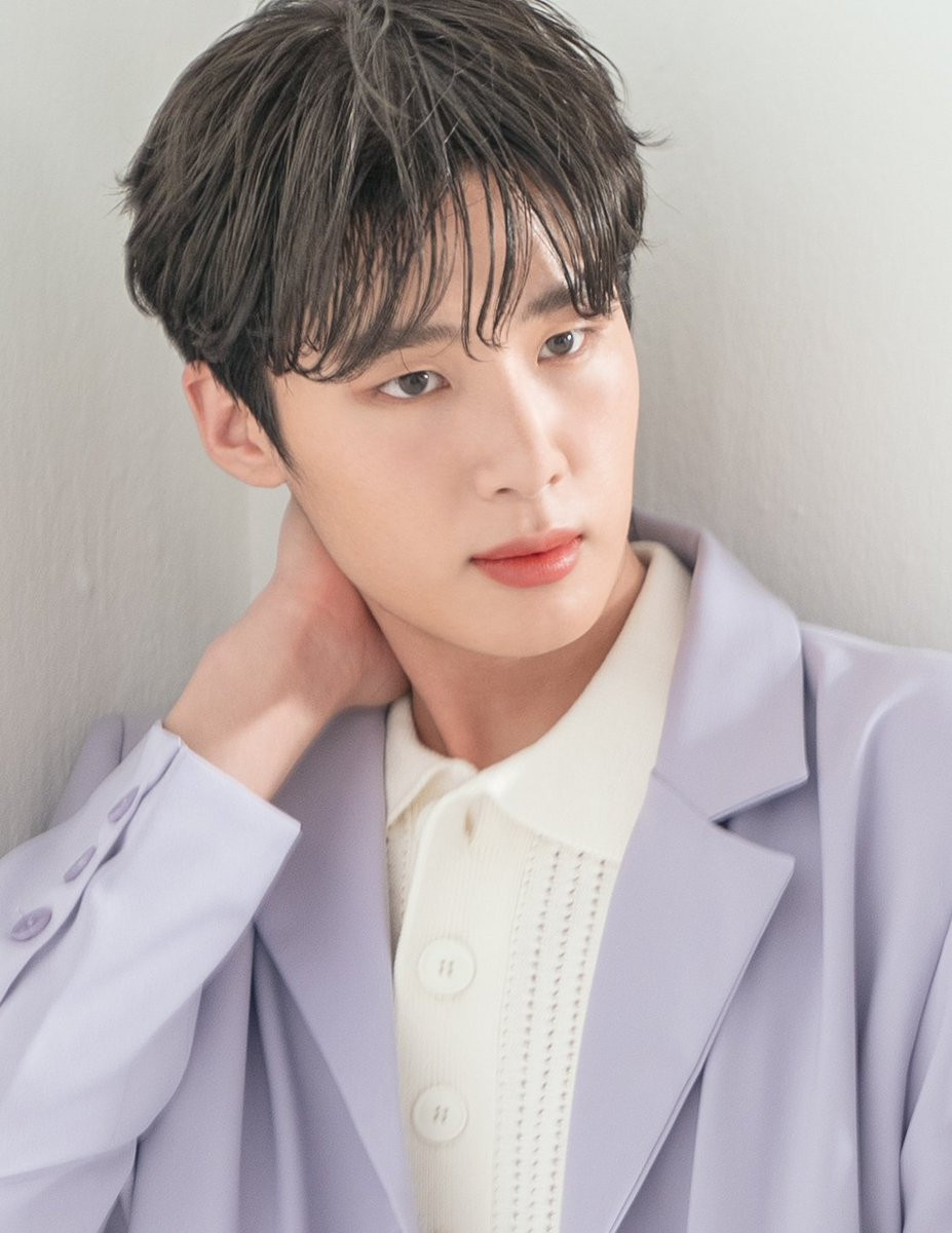 Thuộc thế hệ cuối cùng của thế kỉ 20, Kim Dong Hee sinh năm 1999, hiện là sinh viên chuyên ngành diễn xuất của ĐH Gachon. Kim Dong Hee hiện đang dẫn đầu độ nổi tiếng lẫn thực lực của lứa tân binh. Kim Dong Hee được cộng đồng netizen gán cho biệt danh "đẹp trai không lối thoát" khi sở hữu vẻ ngoài vừa "thiên thần" vừa "hắc ám" với chiều cao 1m79. Những “siêu mỹ nam” thế hệ mới “hot” nhất của điện ảnh xứ Hàn năm 2020 ảnh 13