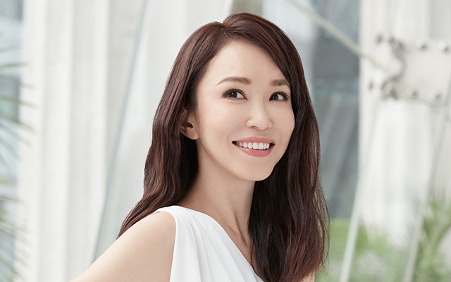 Sử dụng kem chống nắng có thể giúp giảm hoặc ngăn chặn các dấu hiệu lão hóa như nếp nhăn và sắc tố da. U50, mặt mộc, nàng Tiểu Long Nữ “quốc bảo nhan sắc” Singapore sở hữu làn da triệu người mê ảnh 5