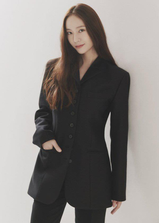 Krystal chính thức rời SM Entertainment sau 11 năm gắn bó. Cô sẽ gia nhập công ty chuyên quản lý diễn viên H& Entertainment và hoạt động với tên thật Jung Soojung Khả Ngân, Sơn Tùng và nhiều nghệ sĩ Việt lọt 'Top 100 gương mặt đẹp nhất thế giới 2020' 7 nghệ sĩ của Việt Nam vinh dự được lọt top 100 gương mặt đẹp nhất thế giới. Trong đó, dân mạng ngạc nhiên với nhiều cái tên mới. Diễn viên đóng Phật Tổ Như Lai trong 'Tây Du Ký' từng được dân quỳ lạy khi ra đường SAO CHÂU Á 12/10: Vì ngoại hình đặc biệt, diễn viên Chu Long Quảng khiến nhiều người nhầm tưởng ông là hiện thân của Phật Tổ Như Lai. 16 Typh tinh nghịch ‘diss’ nhẹ Binz, lựa toàn câu trending với bản rap ‘Người Ấy Là Ai?’ Không raplove thả thính hay những bản rap “hơi hướng xa xỉ”, 16 Typh quyết định quay về với sở trường của mình tại vòng Bứt Phá tập 11 "Rap Việt". Dù bị học trò cưng “diss” nhẹ trong lời rap “Không như Binz dù truyền thông hay TV thì vẫn chỉ có 1 pose”, nhưng nam HLV Binz lại vô cùng thích thú, thậm chí còn minh họa hỗ trợ cực nhiệt tình cho 16 Typh. Giữ đúng lời hứa, Hydra ‘chặt tay’ hóa Dương Quá, rủ Cô Cô đi ăn miến lươn ở Rap Việt Hóa thân thành Dương Quá, Hydra chứng minh thành công tính đa dạng và khả năng biến hóa khôn lường của mình trong việc lấy được cả nước mắt và nụ cười của khán giả. ‘Đường Tăng’ Từ Thiếu Hoa hát dạo mưu sinh cực nhọc ở tuổi 62 SAO CHÂU Á 10/10: Cuộc sống hiện tại của Từ Thiếu Hoa khá vất vả khi ông vẫn phải thường xuyên tham gia sự kiện nhỏ kiếm tiền mưu sinh. SHOWBIZ-TV: Thông tin sức khoẻ nhạc sĩ Trần Tiến, nghệ sĩ Mạc Can đáng chú ý tuần qua SHOWBIZ-TV - Bản tin Tiền Phong TV, tổng hợp những tin tức đáng chú ý về Văn hoá - Giải trí trong tuần. Mẫu nữ 38 tuổi lấy ông trùm mỏ vàng 63 tuổi gây xôn xao mạng xã hội Trung SAO CHÂU Á 9/19: Đám cưới của chú rể Trần Cảnh Hà và cô dâu Tiền Băng đang thu hút sự chú ý lớn từ dư luận. Đặc biệt, lý lịch của cả hai chính là điều gây nên tranh cãi. NSND Lê Khanh chia sẻ đoạn tin nhắn tình tứ với chồng, tiết lộ chưa từng làm đám cưới "Tôi và ông xã có một tờ giấy chứng hôn để các con có giấy khai sinh cho đàng hoàng nhưng đến giờ vẫn chưa có một lễ cưới nào diễn ra”, NSND Lê Khanh tâm sự. ‘Rap Việt’ bùng nổ với đại chiến Sơn Tinh – Thủy Tinh, Karik tung nón vàng cuối cùng HLV Binz cùng “biệt đội siêu thí sinh” của mình đã tạo nên những khoảnh khắc khó quên tại Rap Việt tại vòng Đối Đầu tập 10. Sốt xình xịch với bộ ảnh nàng 'Triệu Mẫn' An Dĩ Hiên bụng bầu vượt mặt ở tuổi 40 ảnh 12