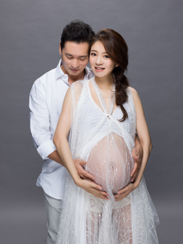 Mỹ nhân 40 tuổi được công chúng biết đến và yêu mến qua các bộ phim như: Những ngã rẽ cuộc đời, Đấu ngư, Tiên kiếm kỳ hiệp truyện, Tuyết sơn phi hồ, Ỷ thiên đồ long ký (2009), Độc cô thiên hạ…Ông xã của cô là Trần Vinh Luyện, chủ tịch tập đoàn Đức Tấn, một doanh nghiệp kinh doanh bất động sản và song bài tại Macau Nổi tiếng là cưng chiều vợ, sau khi mỹ nhân xứ Đài sinh con trai đầu lòng, ông chồng CEO đã tậu hẳn bốn căn biệt thự, tổng giá trị gần 2000 tỷ đồng tặng vợ vì đã vất vả mang thai Sốt xình xịch với bộ ảnh nàng 'Triệu Mẫn' An Dĩ Hiên bụng bầu vượt mặt ở tuổi 40 ảnh 2