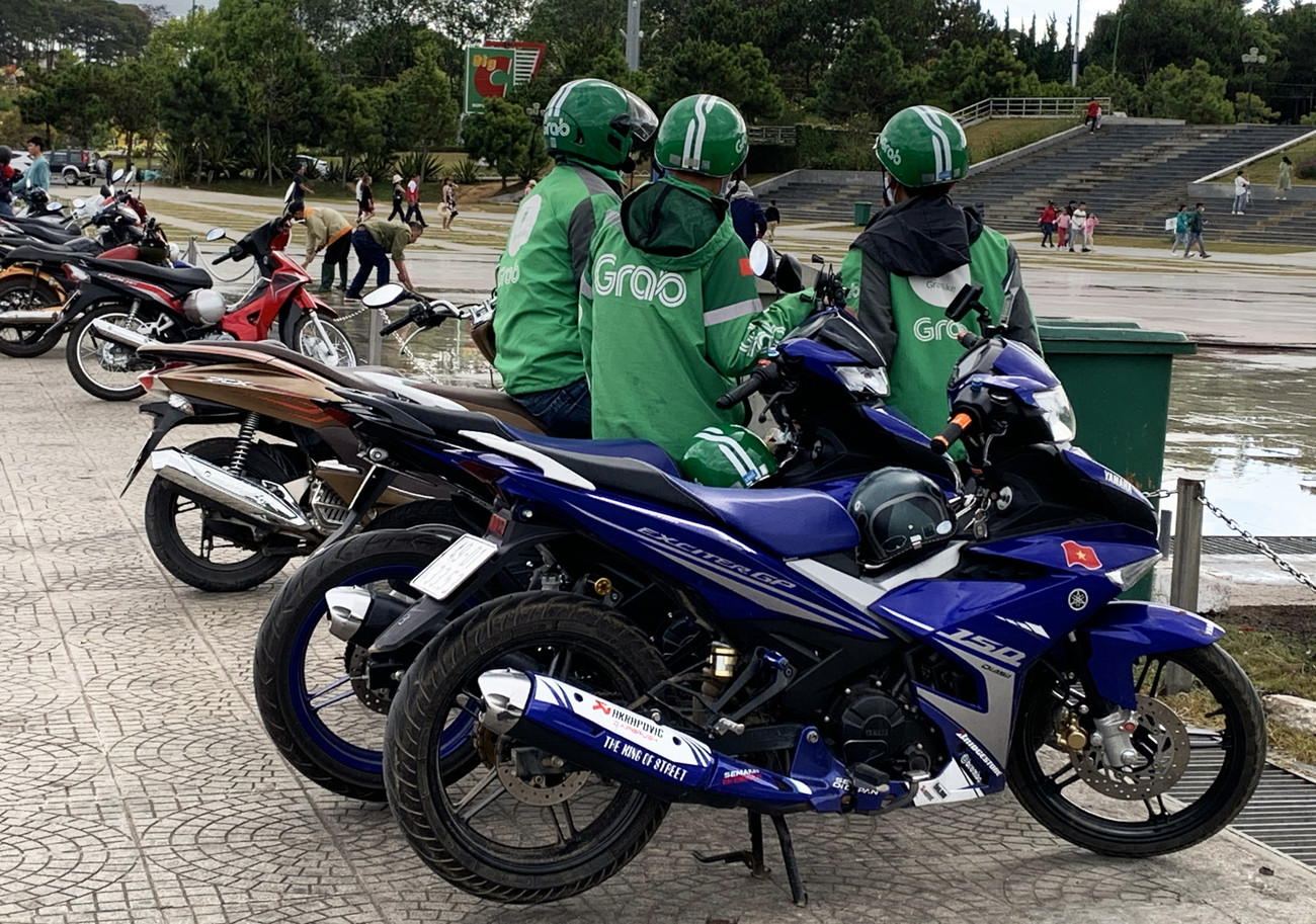 Nhiều nhóm tài xế xe ôm mỏi mòn chờ khách Du khách hủy hàng vạn phòng lưu trú ở Đà Lạt vì corona ảnh 6