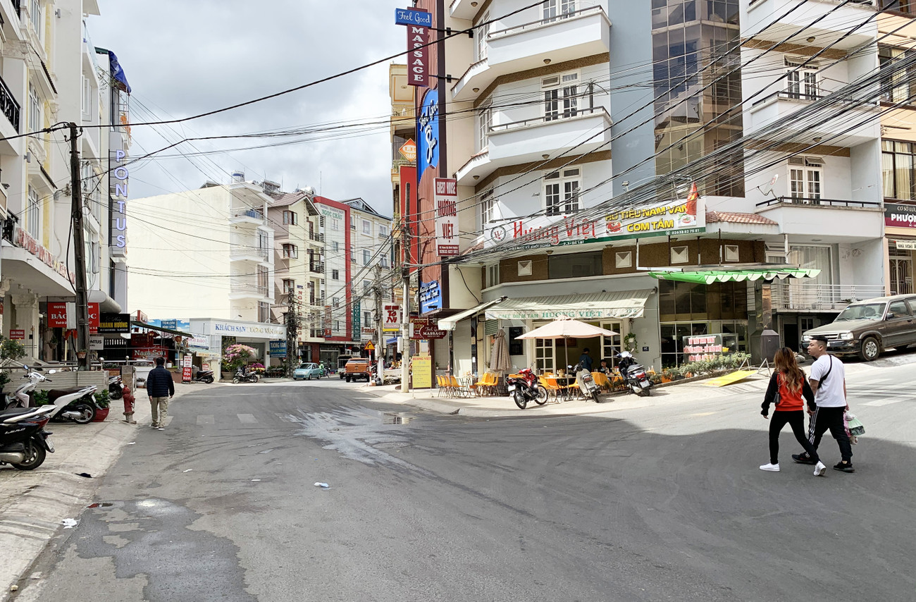 Tuyến phố Nam Kỳ Khởi Nghĩa thường tấp nập người, xe, nay vắng tanh. Du khách hủy hàng vạn phòng lưu trú ở Đà Lạt vì corona ảnh 2