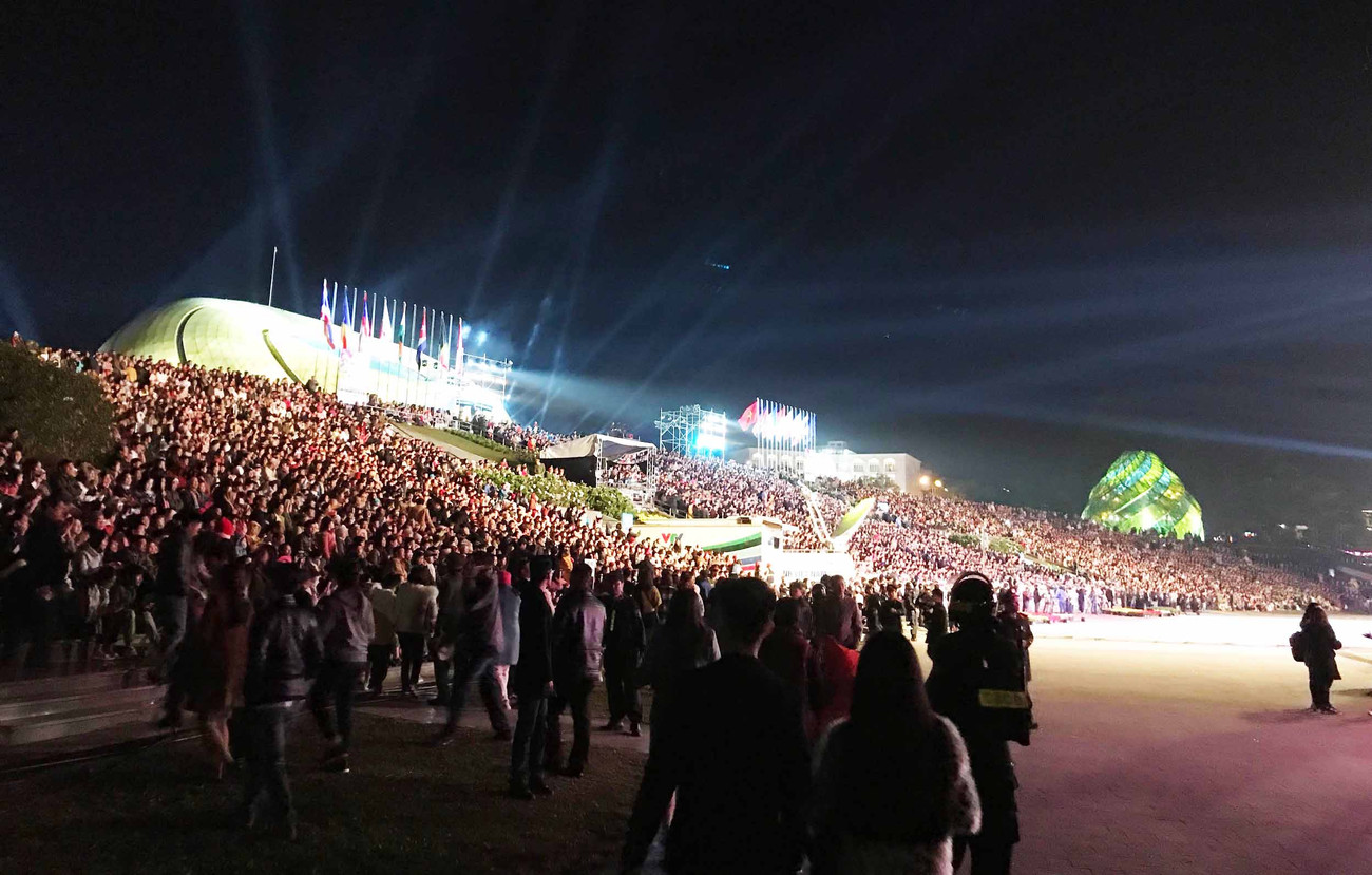 Khán đài đông nghẹt người. Biển người tham dự đêm khai mạc Festival hoa Đà Lạt 2019 ảnh 1