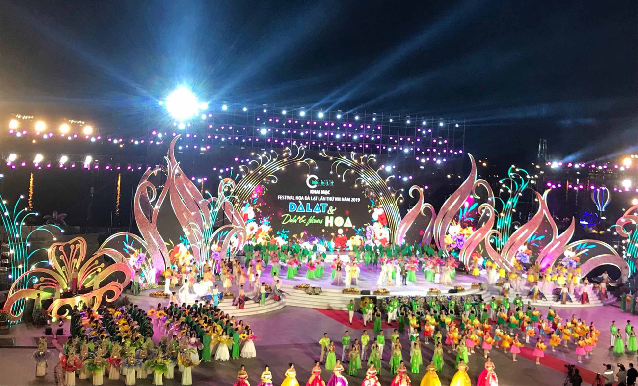 Tiết mục văn nghệ được dàn dựng công phu. Biển người tham dự đêm khai mạc Festival hoa Đà Lạt 2019 ảnh 3