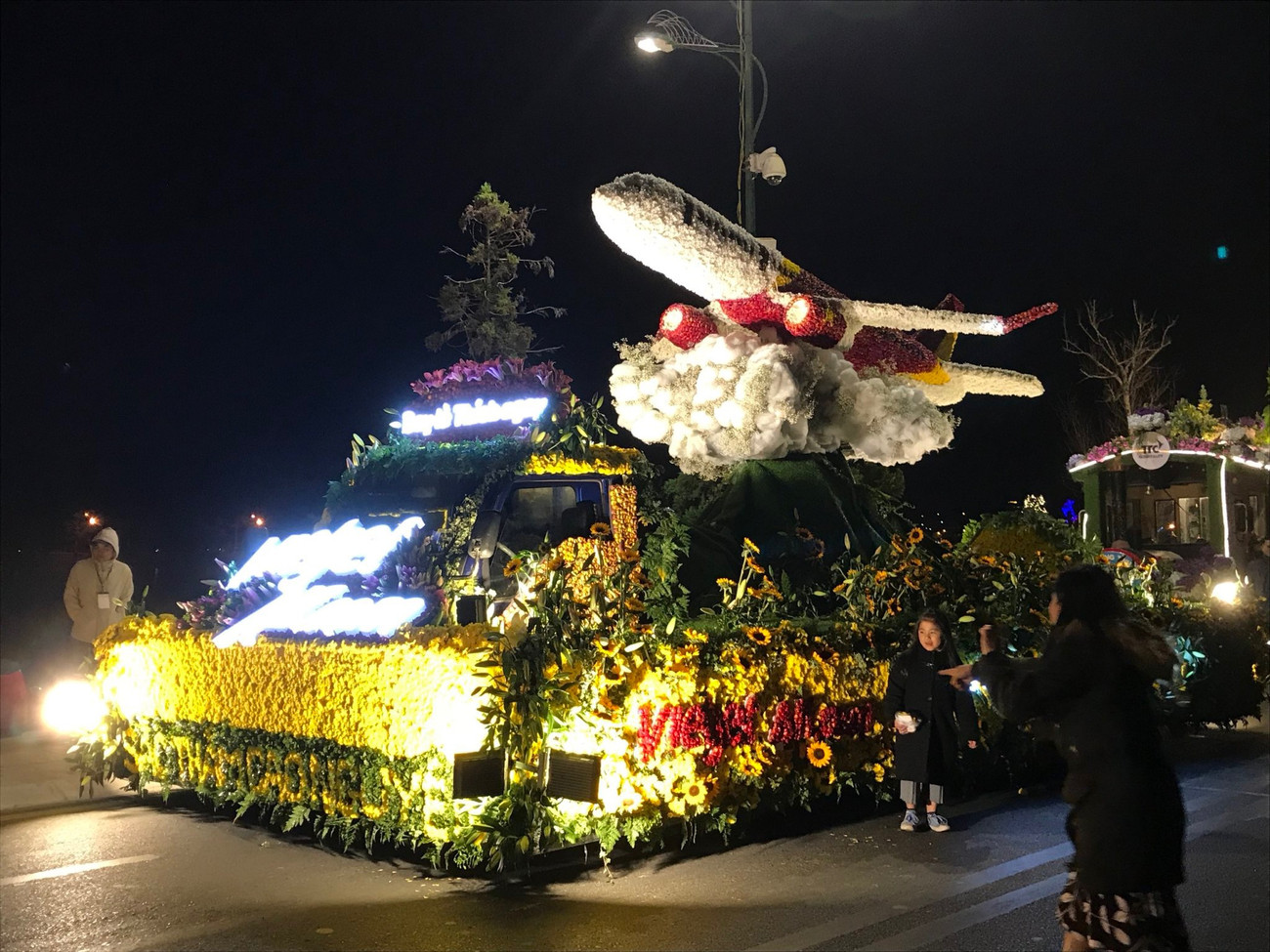 Diễu hành xe hoa. Biển người tham dự đêm khai mạc Festival hoa Đà Lạt 2019 ảnh 2