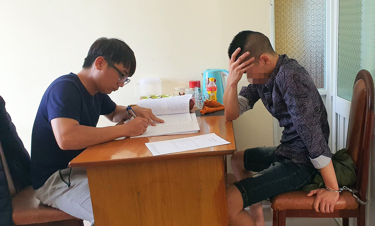 Lấy lời khai đối tượng. Chồng bị tạm giam, vợ 18 tuổi bế con nhập nhóm 'chơi' ma túy ảnh 1