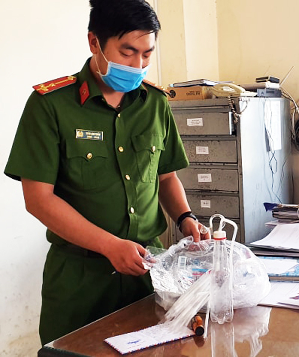 Một số dụng cụ các đối tượng sử dụng để chơi ma túy. Chồng bị tạm giam, vợ 18 tuổi bế con nhập nhóm 'chơi' ma túy ảnh 3