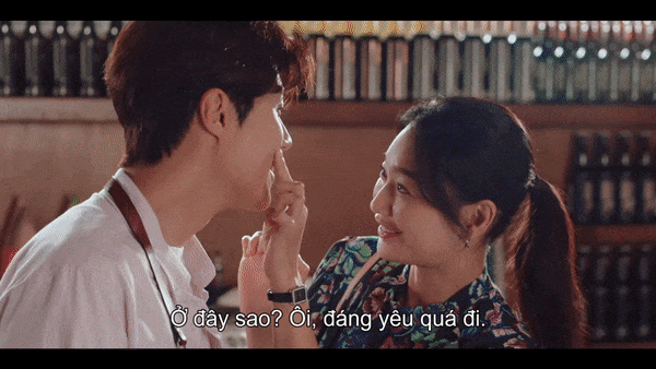 Chủ quán nước Oh Yoon chính là dân làng thứ hai phát hiện cặp đôi yêu nhau, Hye Jin hốt hoảng phản ứng bằng cách "thưởng" cho người yêu một cái tát đau điếng. Chủ quán nước Oh Yoon chính là dân làng thứ hai phát hiện cặp đôi yêu nhau, Hye Jin hốt hoảng phản ứng bằng cách "thưởng" cho người yêu một cái tát đau điếng.