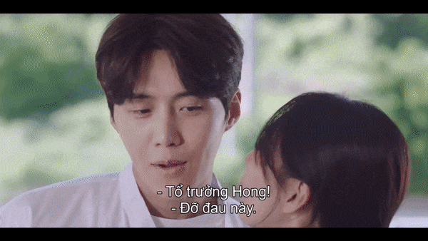 Đến lượt cô chủ quán món Hoa Cho Nam Suk xuất hiện thì Doo Sik lãnh ngay cú đá vô tình của người yêu. Chắc lúc này Doo Sik ước gì người yêu chưa từng học võ. Đến lượt cô chủ quán món Hoa Cho Nam Suk xuất hiện thì Doo Sik lãnh ngay cú đá vô tình của người yêu. Chắc lúc này Doo Sik ước gì người yêu chưa từng học võ.