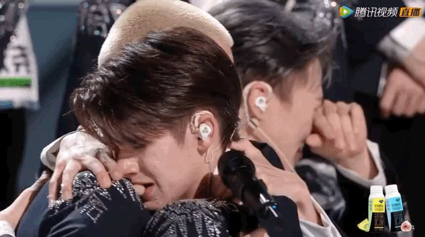 Nhìn Caelan ôm Mika và khóc mà không khỏi xót xa. Nhìn Caelan ôm Mika và khóc mà không khỏi xót xa.