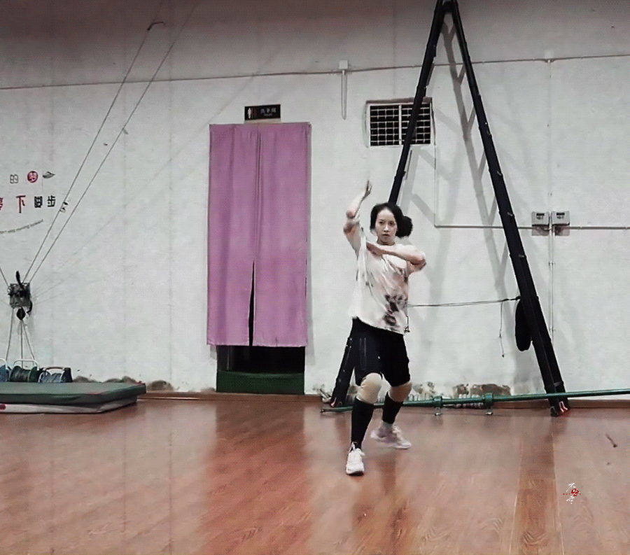 Những hình ảnh hậu trường tập luyện chăm chỉ của Tống Thiến, cho thấy nữ diễn viên rất chú trọng vai diễn của mình. Những hình ảnh hậu trường tập luyện chăm chỉ của Tống Thiến, cho thấy nữ diễn viên rất chú trọng vai diễn của mình.