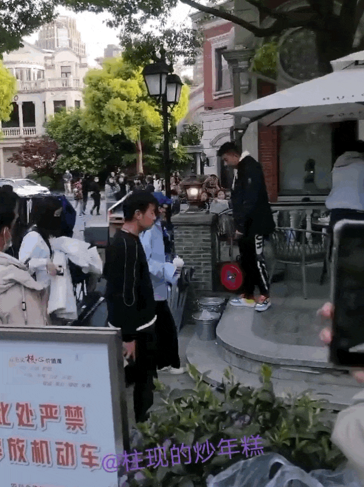 Dương Mịch vừa vào đoàn liền cúi người xin lỗi đạo diễn vì để đạo diễn chờ quá lâu.