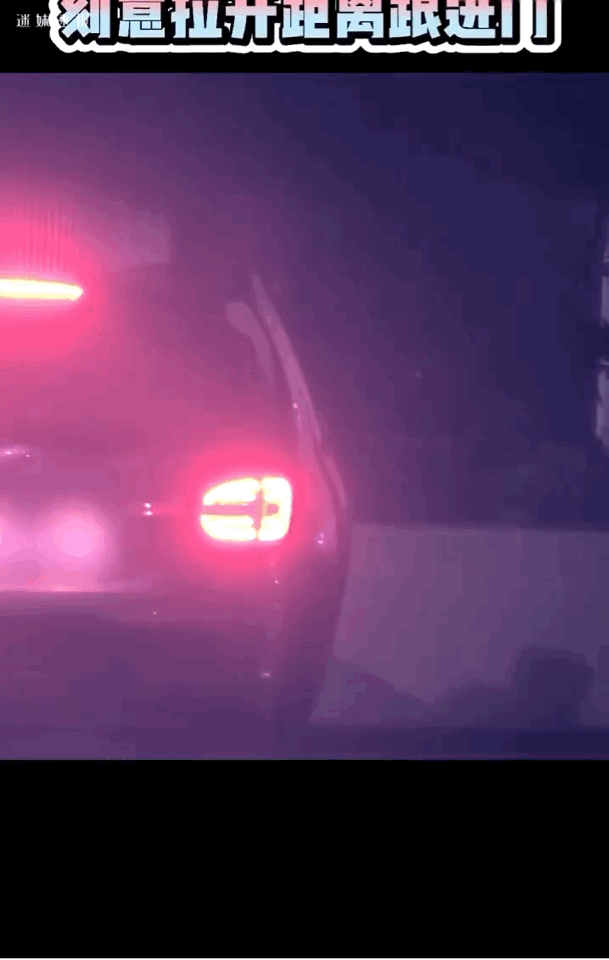 Sau đó Hồ Nhất Thiên mới đi vào.