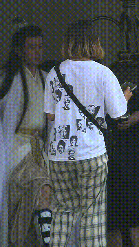 Thành Nghị bị thương nặng nên lên xuống khá khó khăn. Thành Nghị bị thương nặng nên lên xuống khá khó khăn.