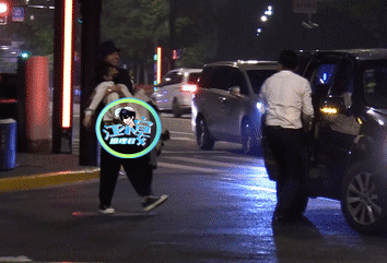 Về sau Thái Trác Nghi say đến đi không nổi, Vương Đại Lục phải bế ra xe. Về sau Thái Trác Nghi say đến đi không nổi, Vương Đại Lục phải bế ra xe.